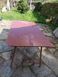 Mesa de jardim de cor tijolo