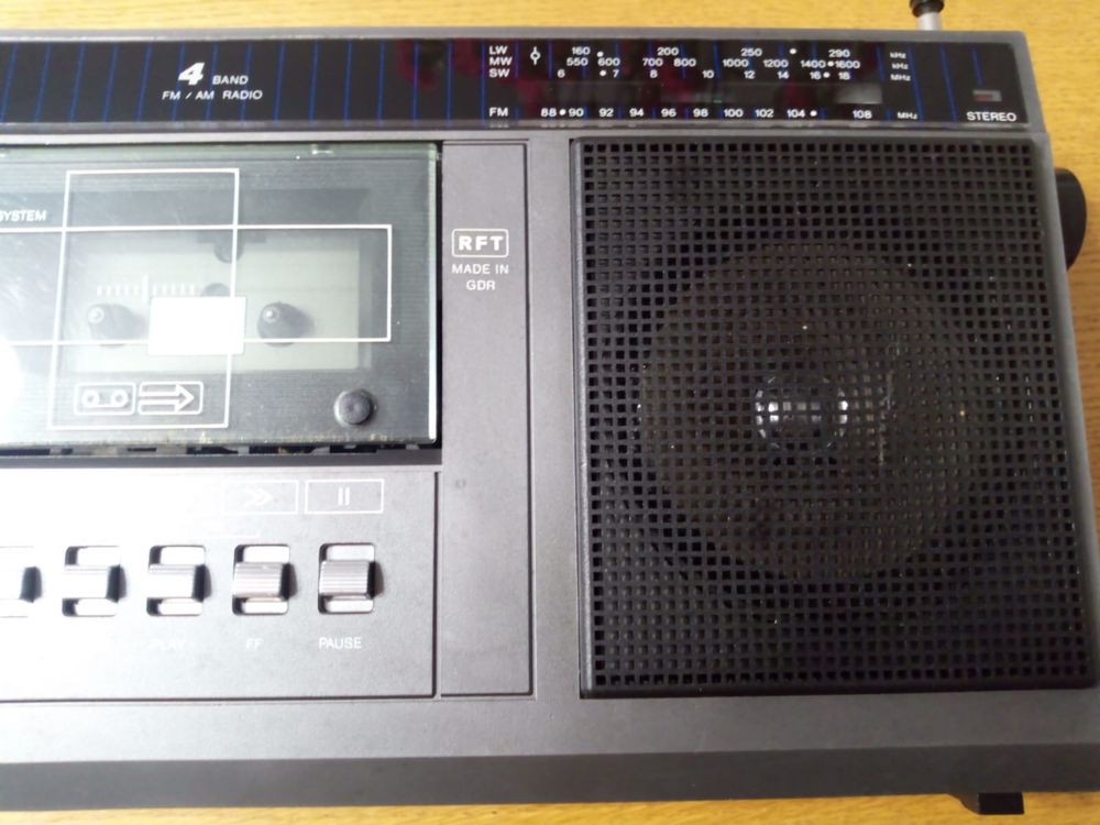 Stary radio magnetofon SKR 701