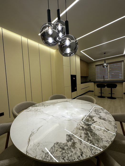 Продаж нового дизайнерського котеджу з ремонтом , меблями