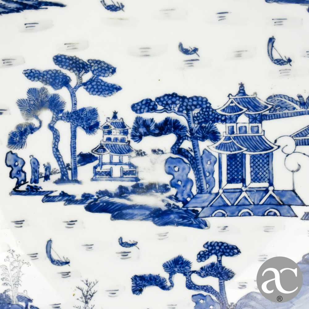 Prato fundo, porcelana China, Cantão com pagodes e paisagem circa 1970