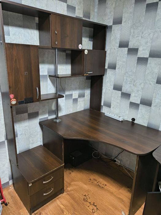 Кутовий комп'ютерний стіл.