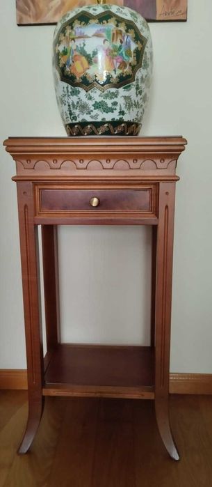 Móvel de apoio em madeira de excelente qualidade