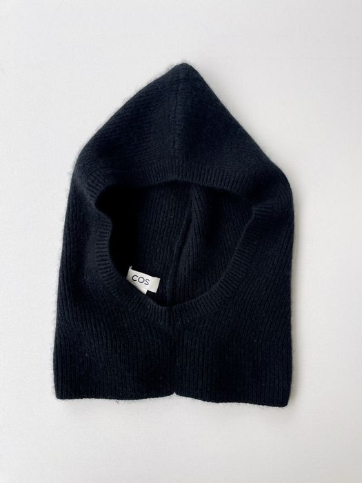COS Czarna balaclava kaszmir wełna