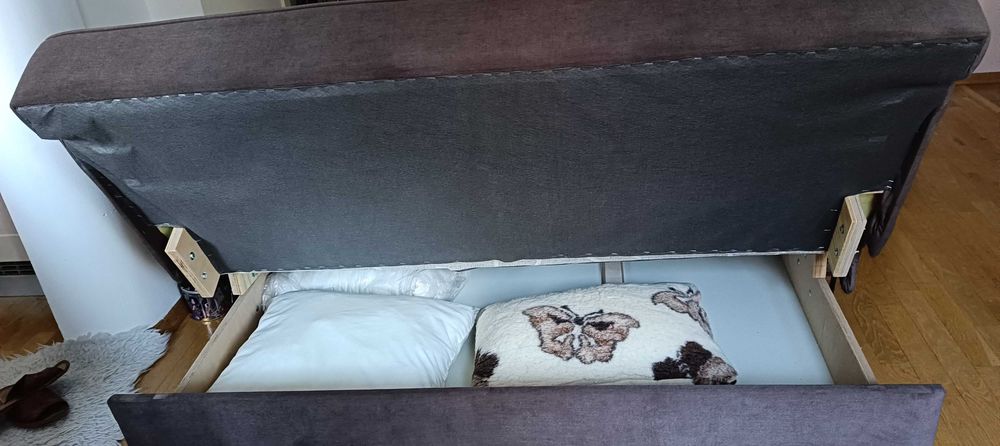 Brązowa sofa rozkładana do spania z dużym pojemnikiem na pościel