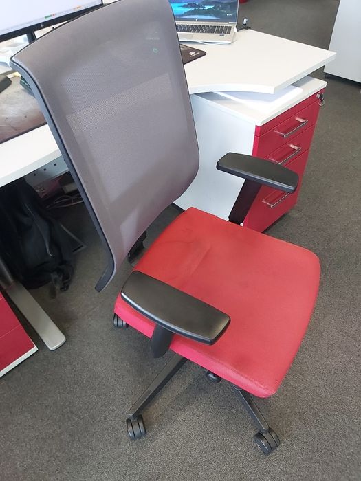 FOTEL BIUROWY BEJOT JOTT 102 czerwono - czarny