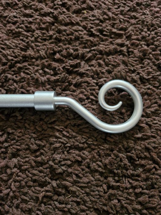 Metalowy karnisz do firan