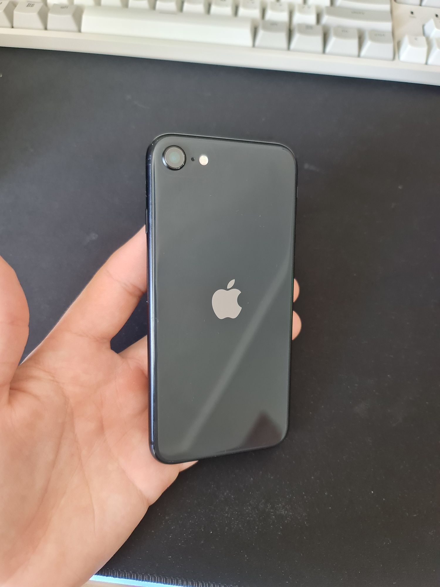 Продам Iphone SE 64gb