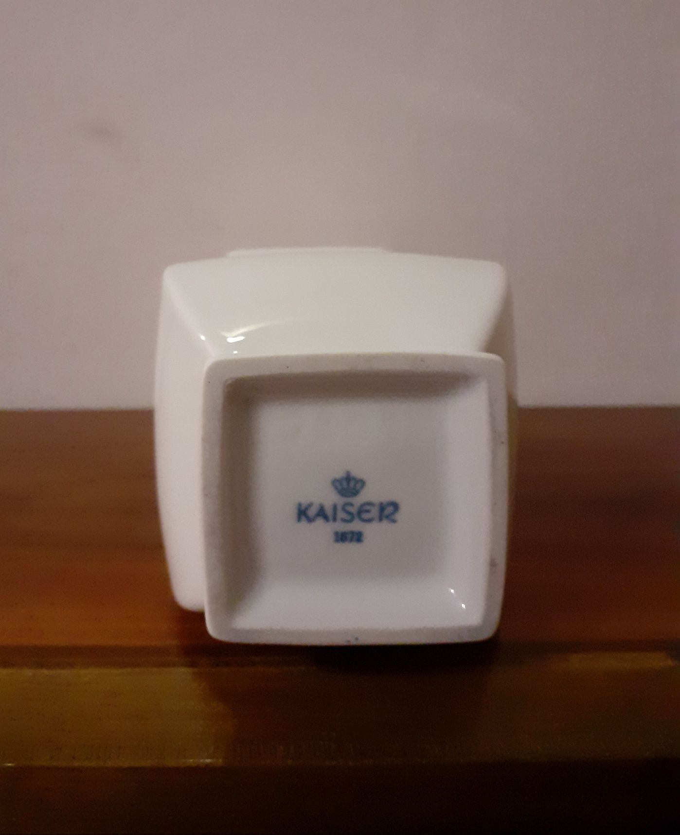 Wazon porcelanowy sygnowany Kaiser