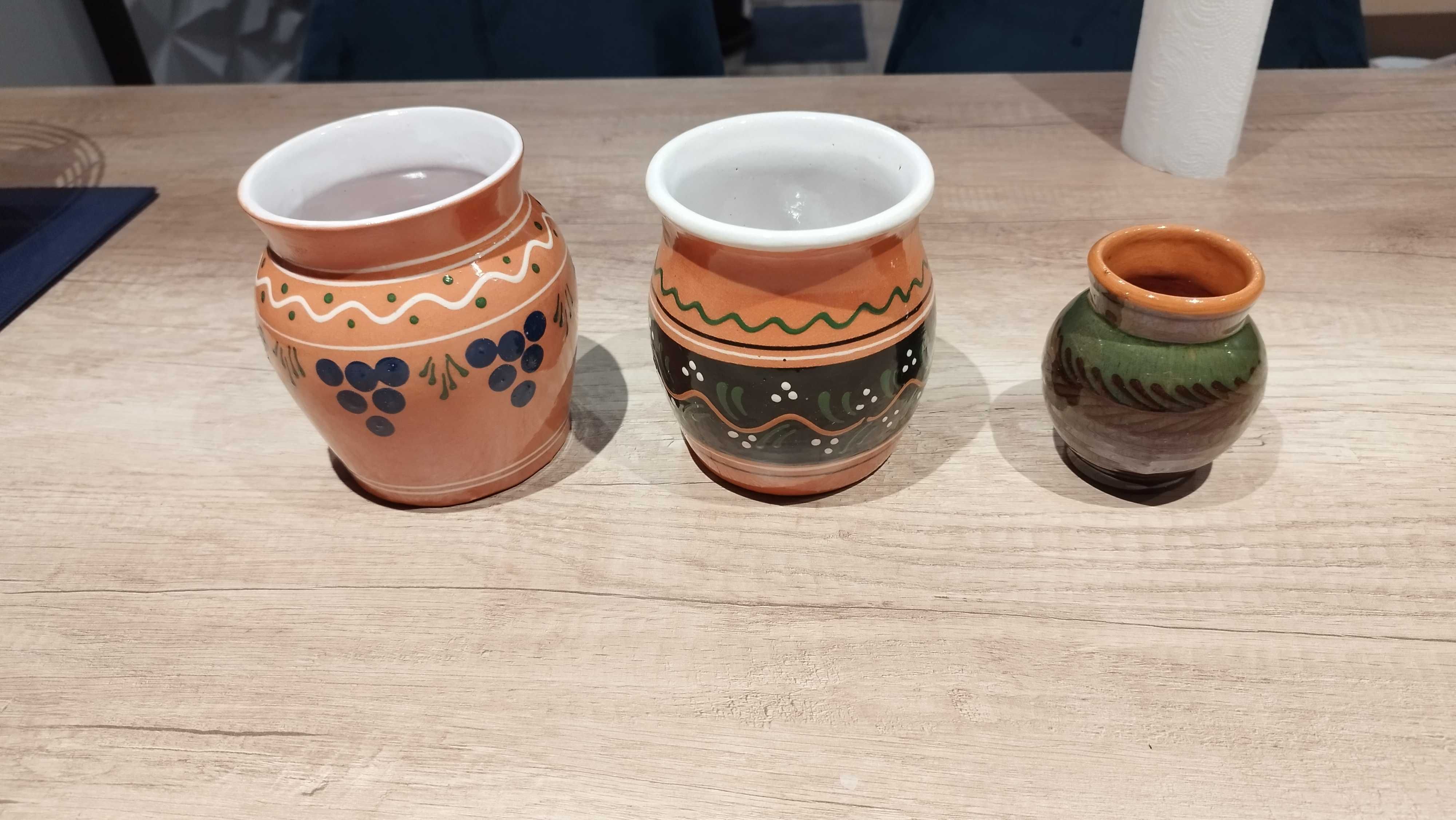 Zestaw trzech ceramicznych dzbanów, PRL