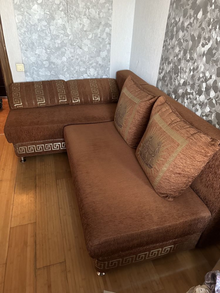 Продам кутовий диван в гарному стані