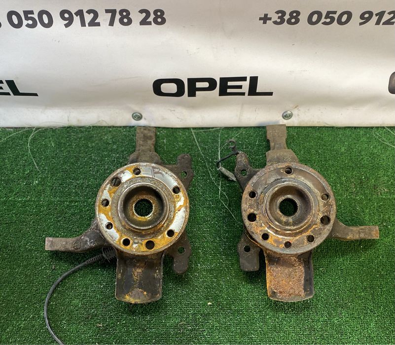 Цапфа ступиця поворотний кулак Opel Astra H Zafira B