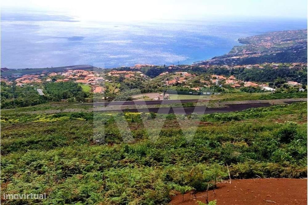 Terreno com 1254 m2 em Santa Cruz com uma vista soberba para o mar.