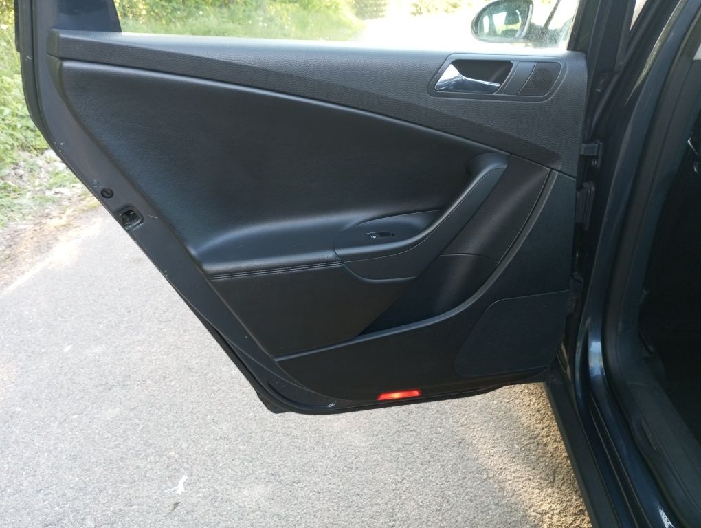 Boczek tapicerka drzwi lewy tył VW Passat B6 KOMBI SKÓRA