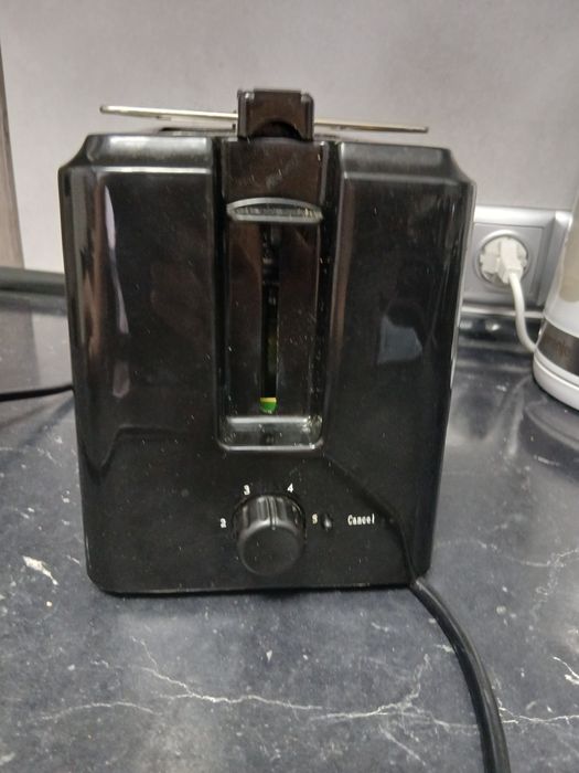 Тостер HERU, чорний, робочий.