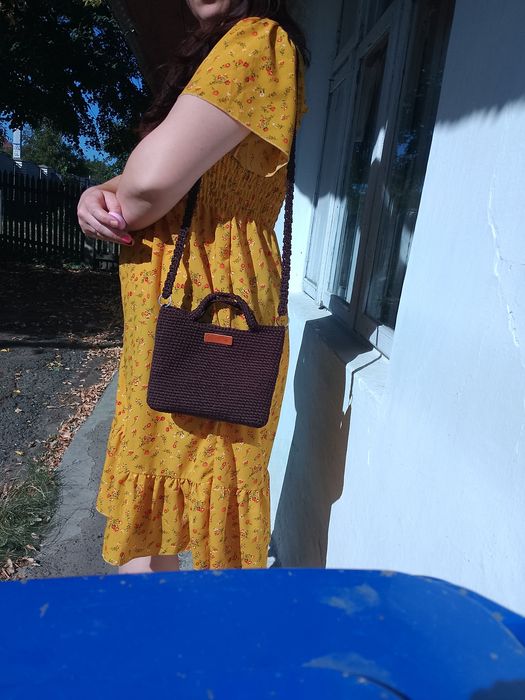 Нова коричнева на кнопці