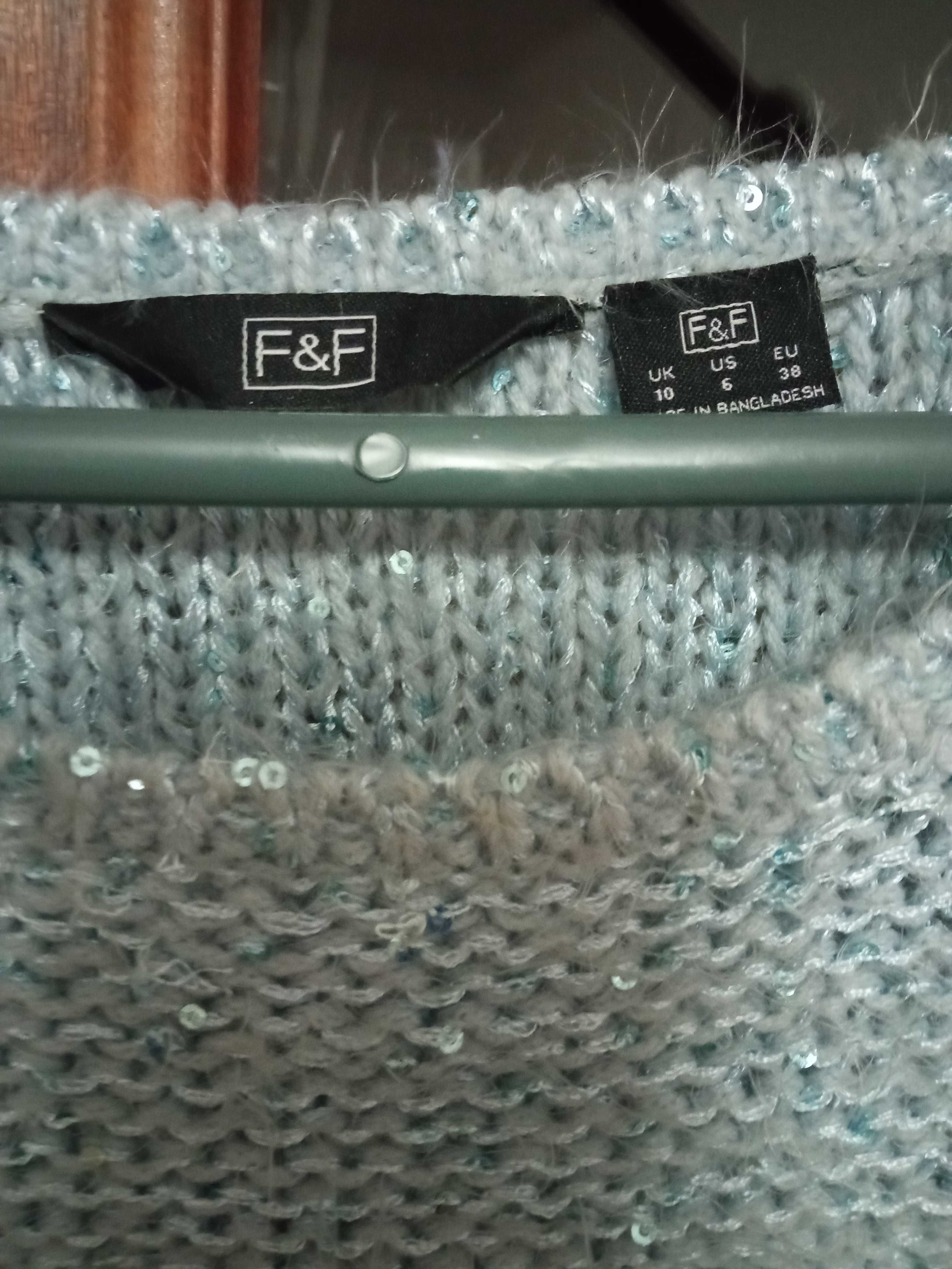 Sweterek marki F&F z krótkim rękawem  z refleksem  cekinów.