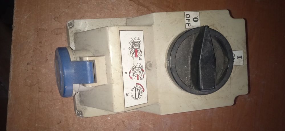 Gniazdo 1-faz 16A z wyłącznikiem