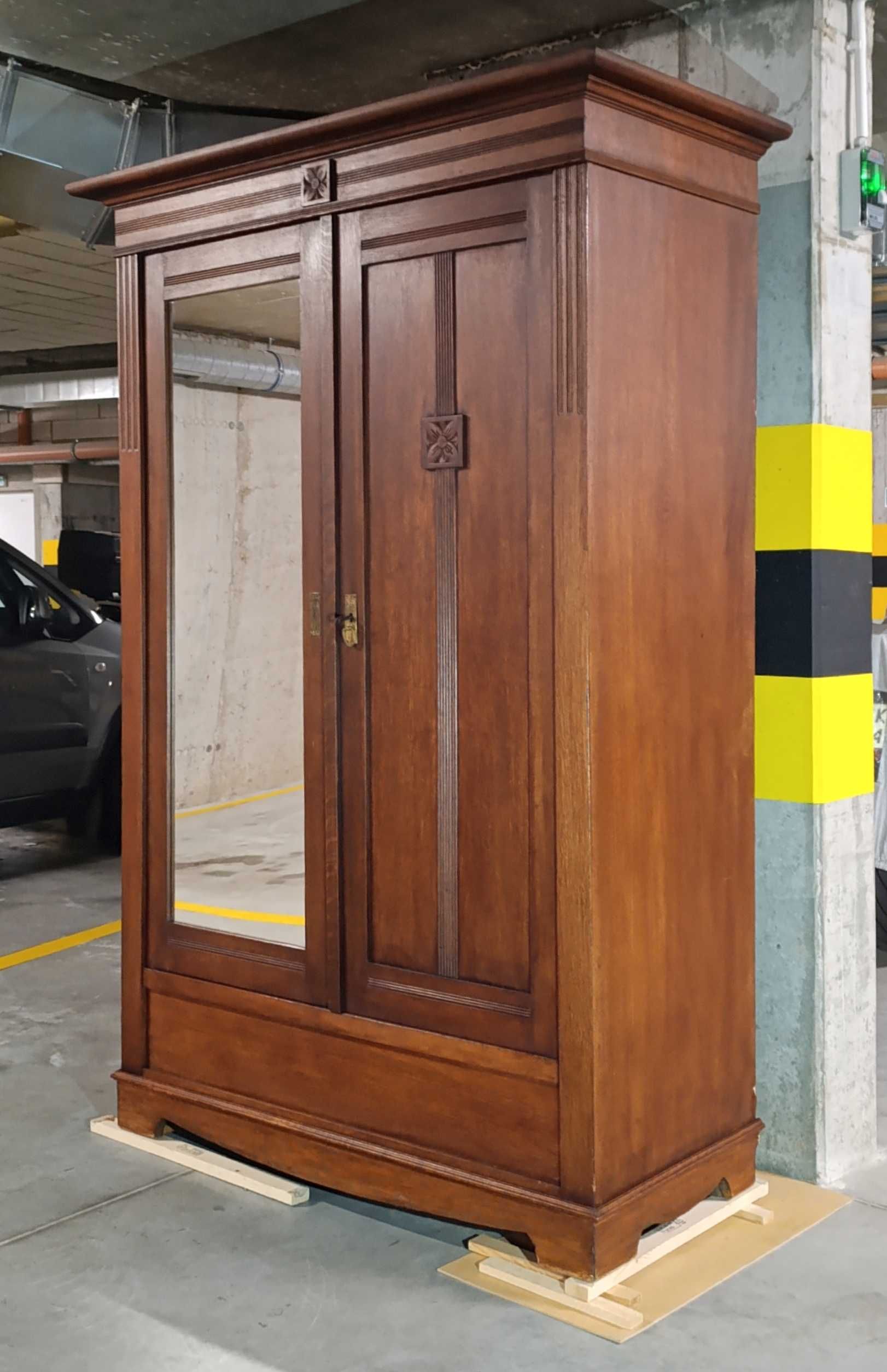 Klasyczna stara szafa drewniana z lustrem do lekkiej renowacji