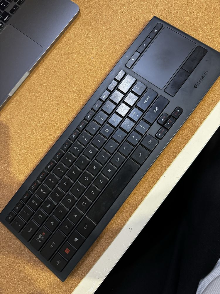 Teclado logitech K830