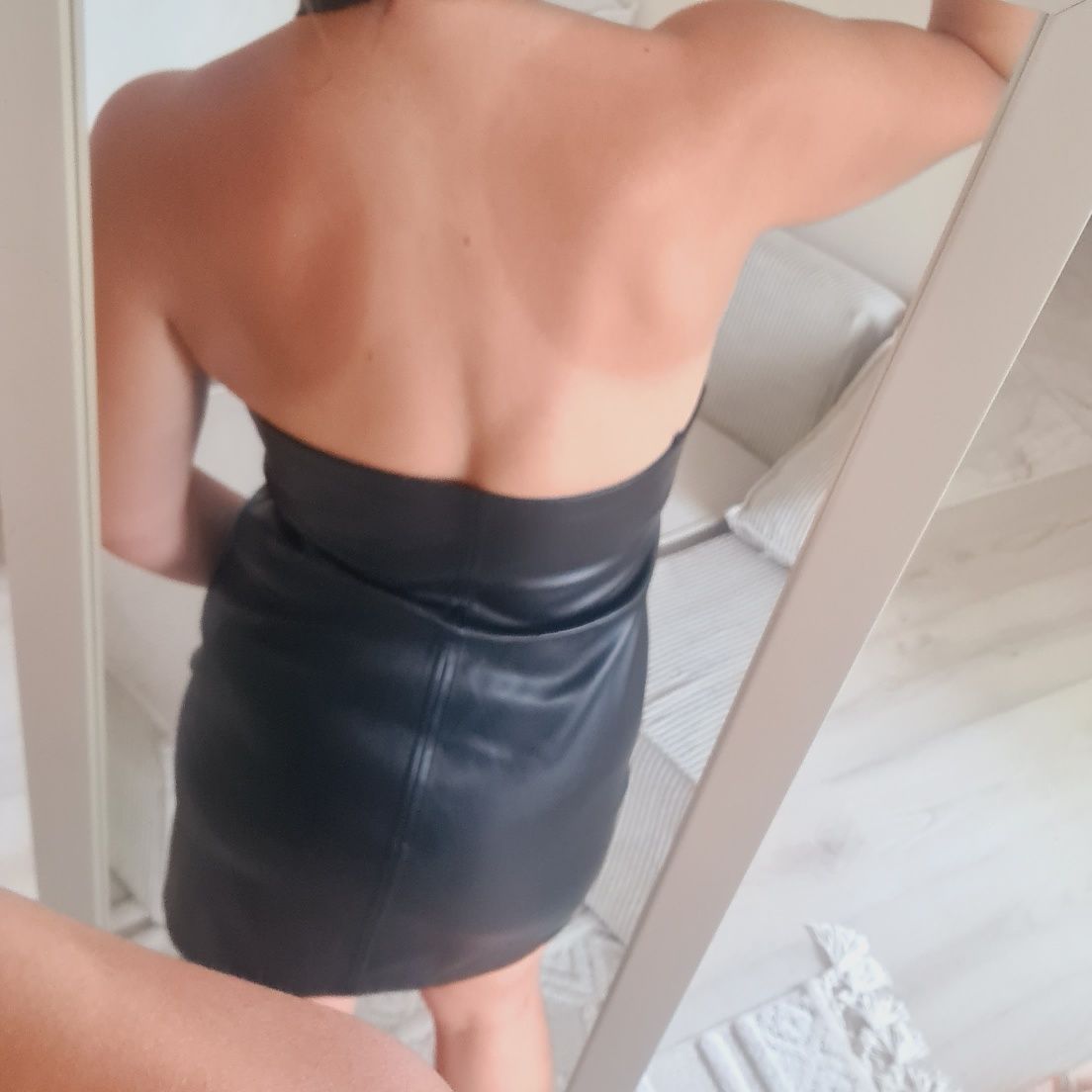 Czarna sukienka z imitacji skóry od Zara
