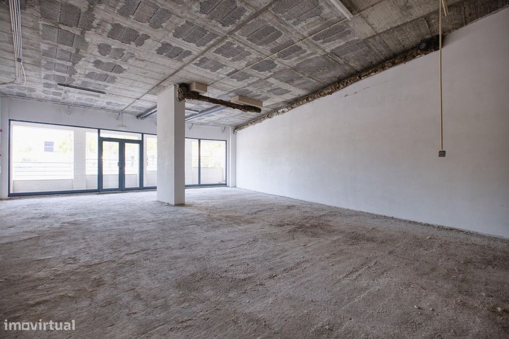 Espaço Comercial Novo em Vila Chã, Amadora