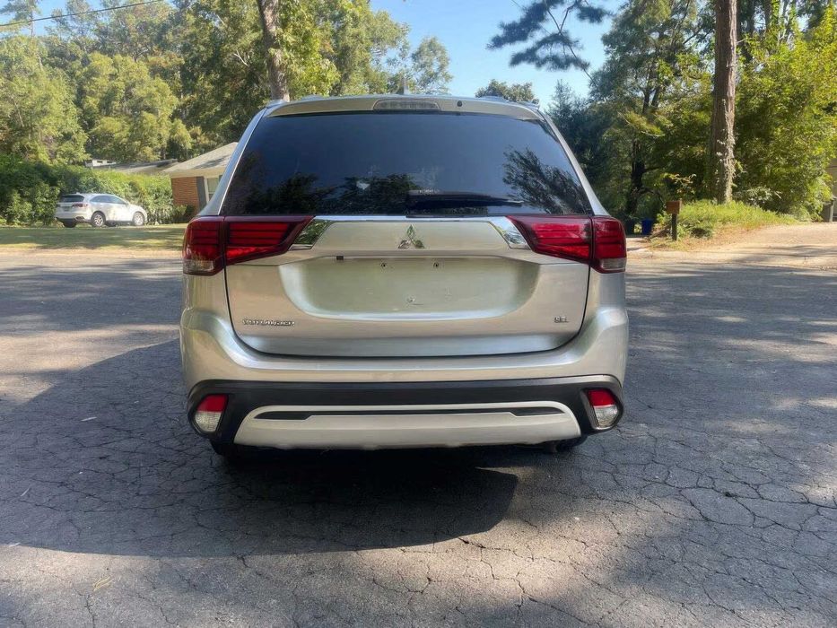 Mitsubishi Outlander LE      2020