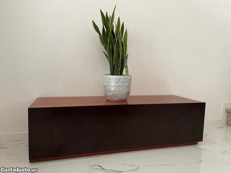 Armário de apoio pequeno:
. Dimensões: 38 cm (altura) x 140 cm (compri