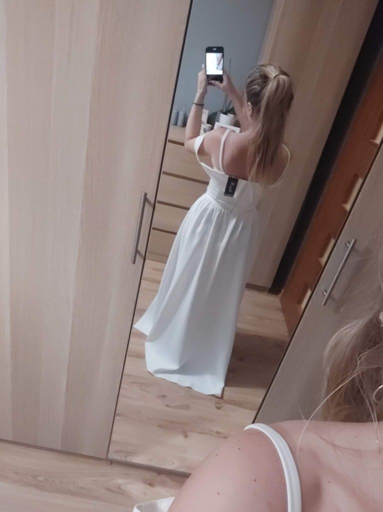 Długa sukienka z rozcięciem