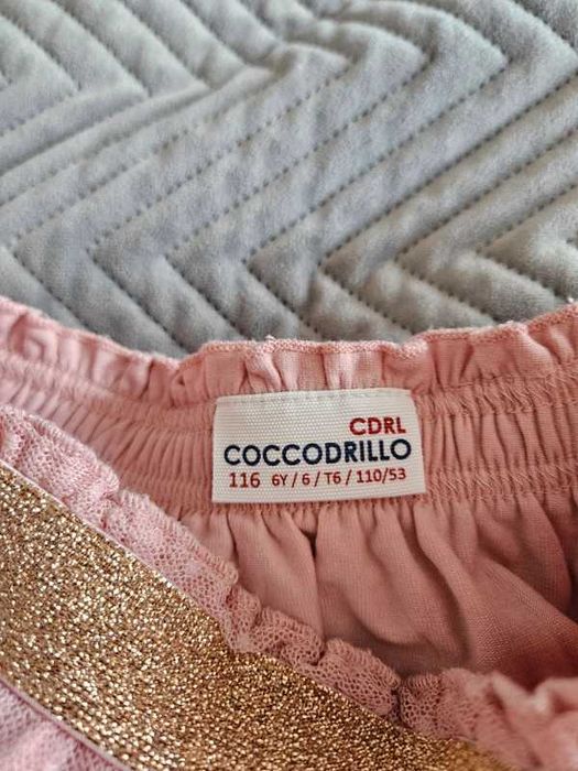 Śliczna spódniczka z falbanami coccodrillo r. 116