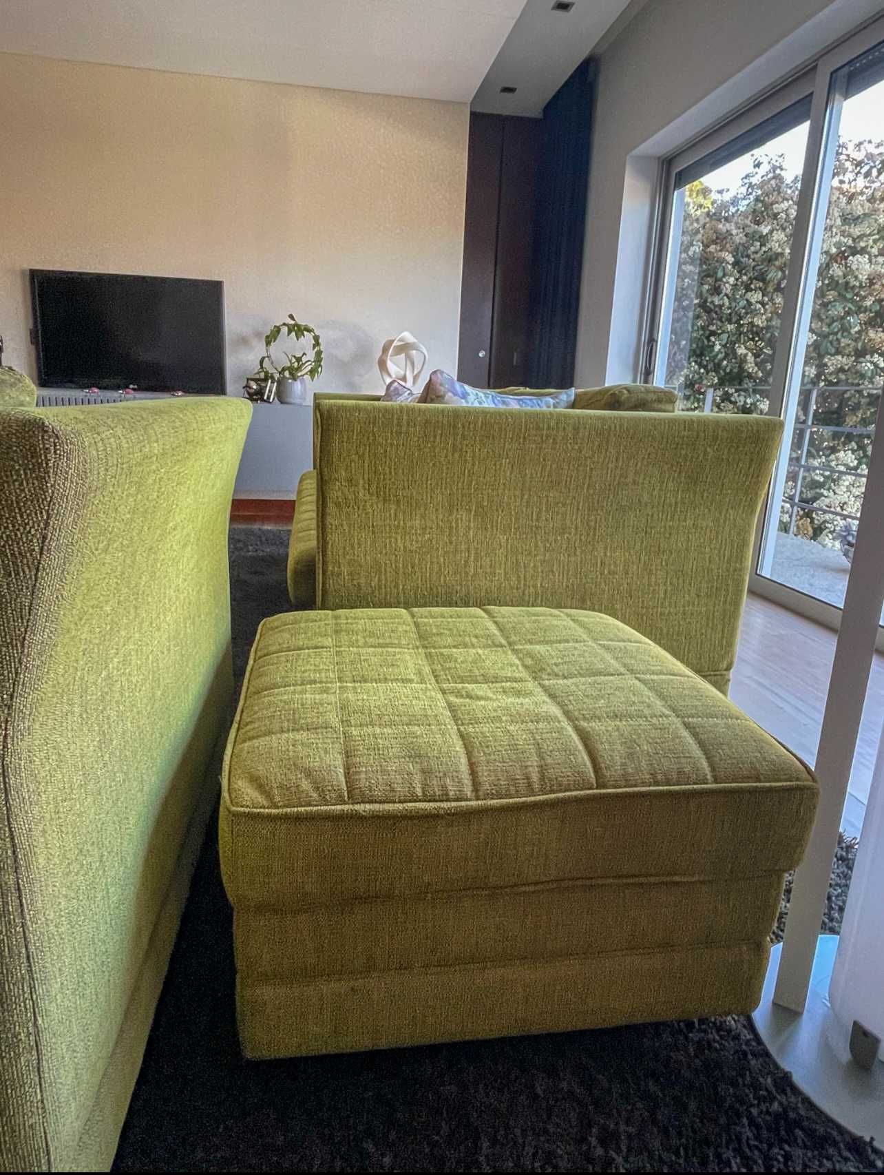 Conjunto de sofás com pousa pés em excelente estado