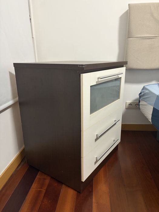 Criado mudo espaçoso em mandeira