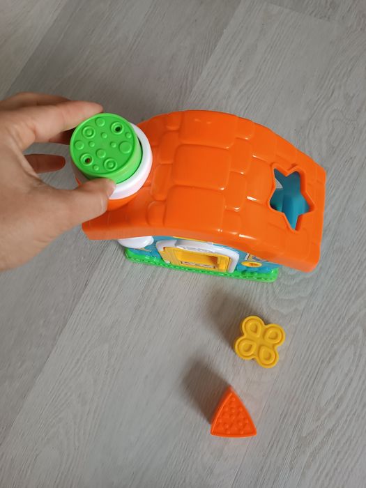 Casa de brincar com formas geométricas para encaixar