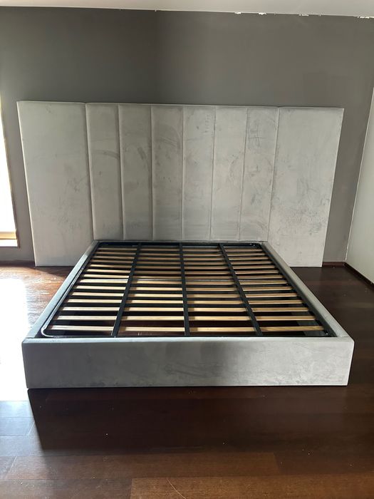 Cama casal almofadada veludo cinzento claro com estrado incluído.