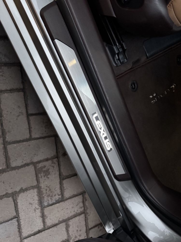 Lexus ES 2019-2025 пороги з ілюмінацією