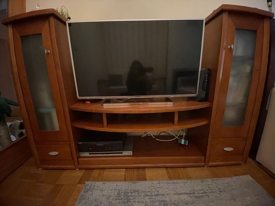 Móvel para TV em bom estado folheado em cerejeira