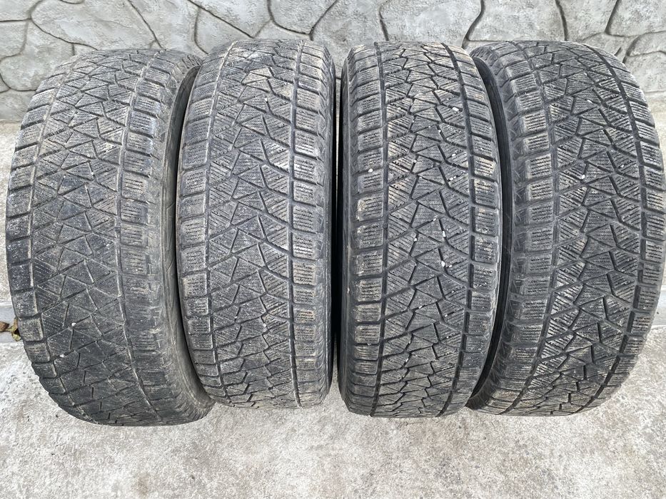 225/65R17 комплект зима Bridgestone