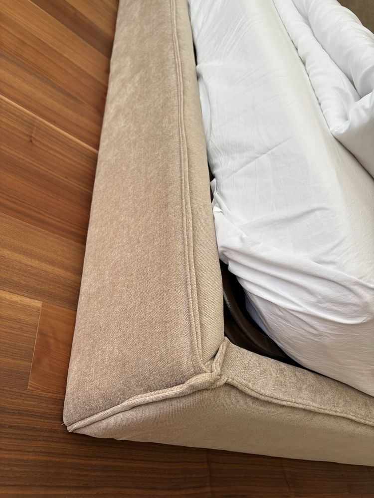 Cama estofada e estrado