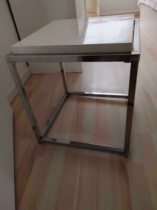 Mesa de apoio branca com base em inox