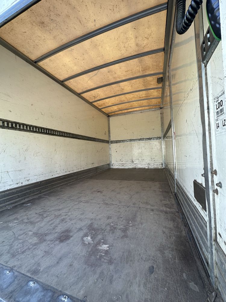 Wynajem busa Ford Transit Kontener z windą