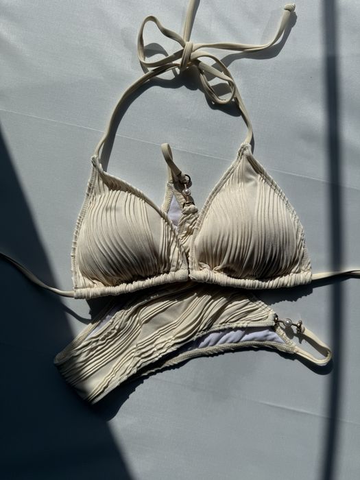 Ніжний молочний купальник