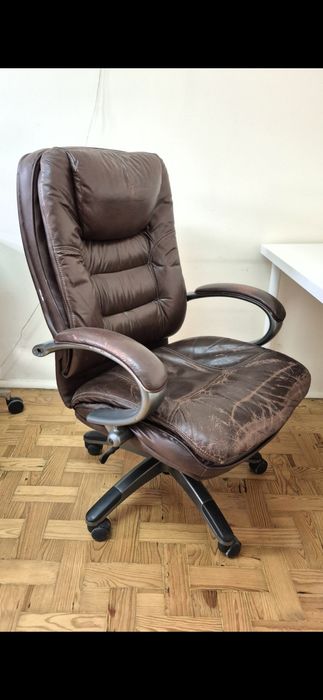 Mesa de escritório antiga e cadeiras