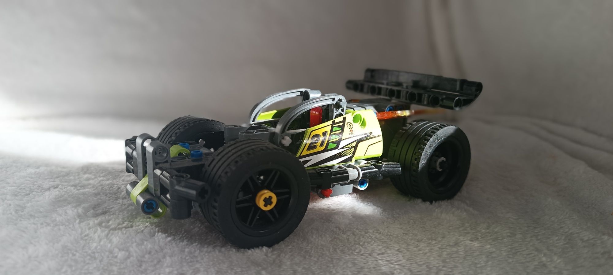 Лего машинка з двигуном