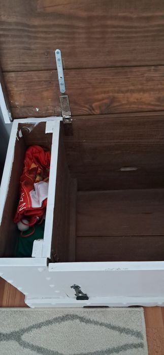 Baú de madeira restaurado.