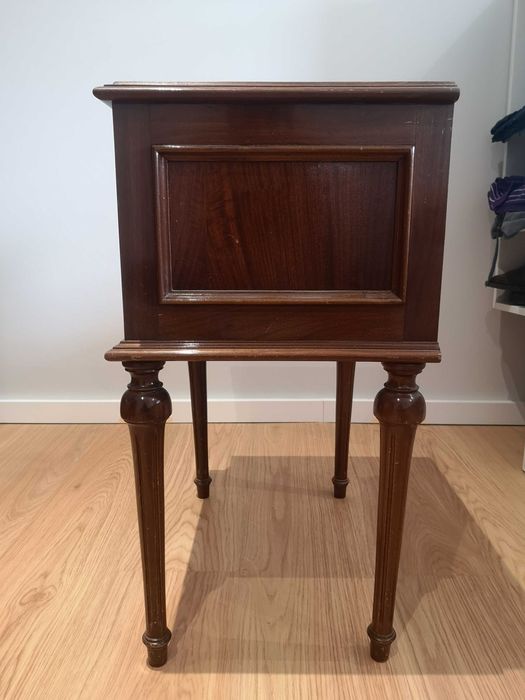 Mesinha de cabeceira