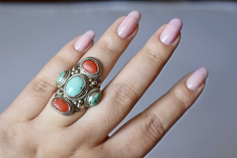 Masywny srebrny pierścionek z koralem i turkusem