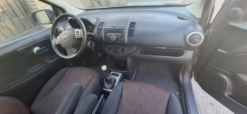 Нісан ноте 2009 .