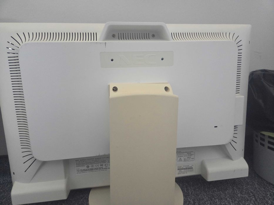 3 monitory NEC MultiSync EA241WM 1920 × 1200 (WUXGA)