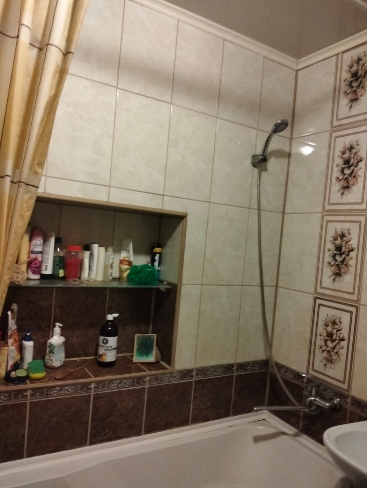 Будинок у центрі Бобринця з гостьовим будиночком та гаражем