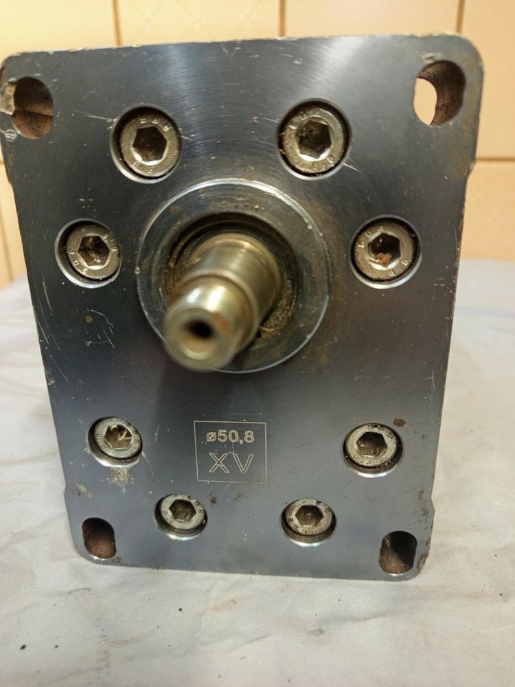Pompy hydrauliczne vivolo XV 3P – D/C. 38 i 32 cm3 na obrót.