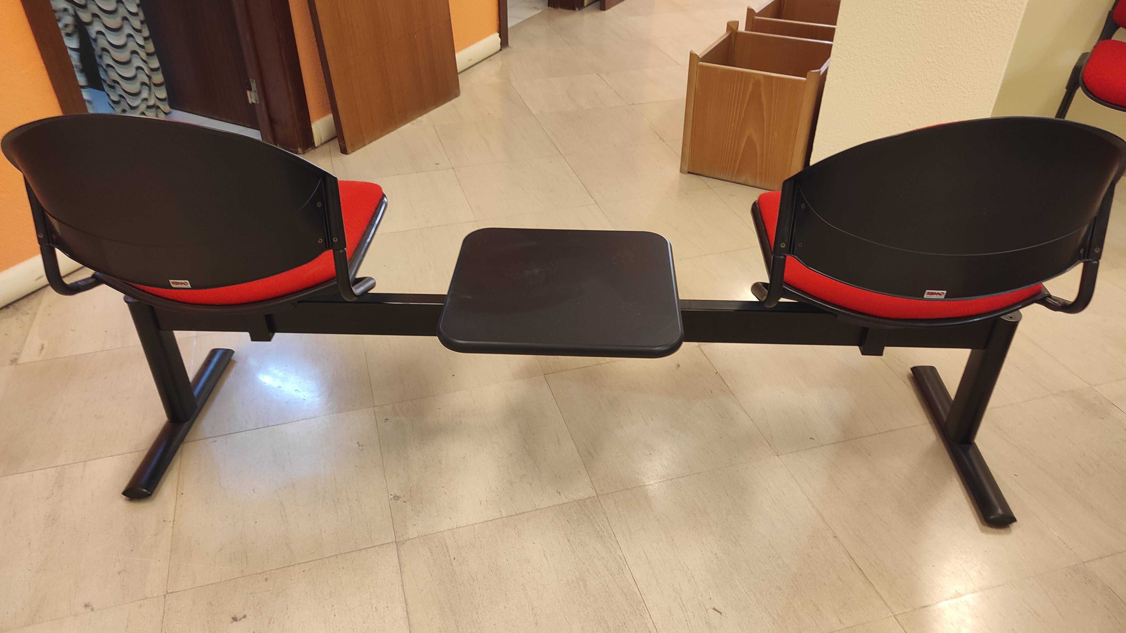 Cadeiras para sala de espera com mesa de apoio - em excelente estado